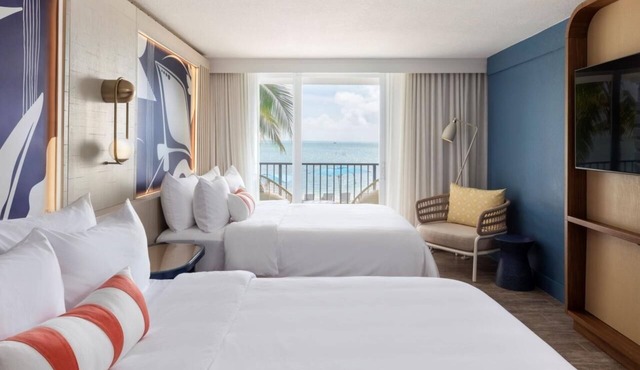 Waterfront Retreat Perfect Romantic Couple Getaway | Free Parking and Pool