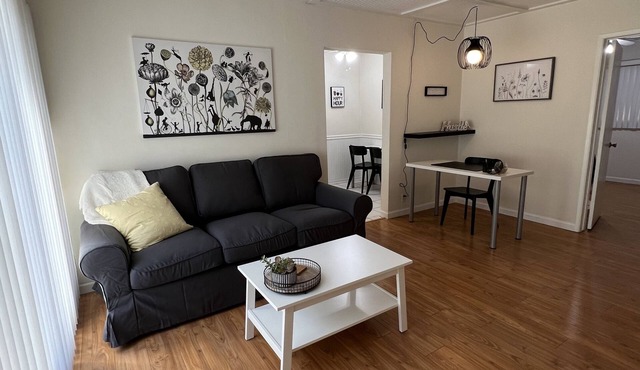 WEHO/Melrose Place 1 Bed 1 Bath - 1.1 mile walk to Cedars Sinai - 31 day min.