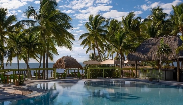 Whole House w/Tropical Atmosphere just Steps from the Beach - Ideal for Groups