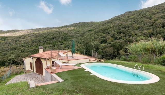 With pool surrounded by nature - Villetta Redinoce