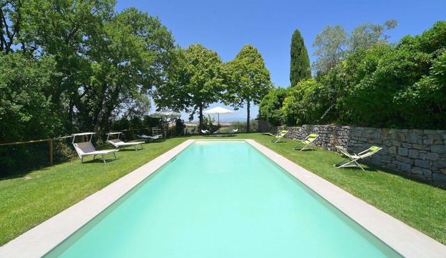Wonderful private villa for 8 people with hot tub, private pool, WIFI, TV, balcony and pets allo.