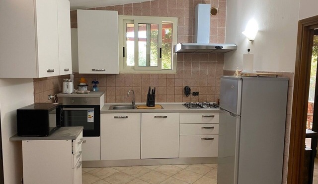 YELLOW HOUSE-GRACEFUL COTTAGE WITH POOL AND GARDEN 6 MINU.MAREA