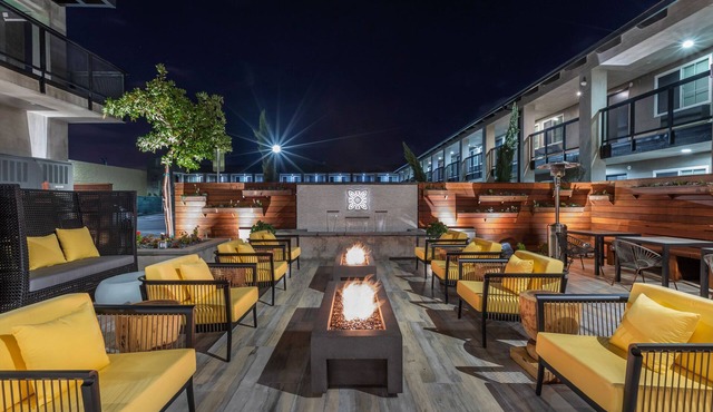 Your Home Away From Home! 2 Gorgeous Rooms, Courtyard w/Fire Pits, Parking!