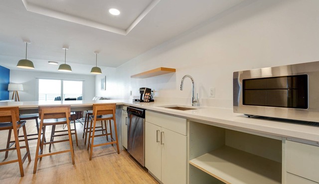 Your Home Away From Home! Onsite Pool, Free Breakfast, Free Parking