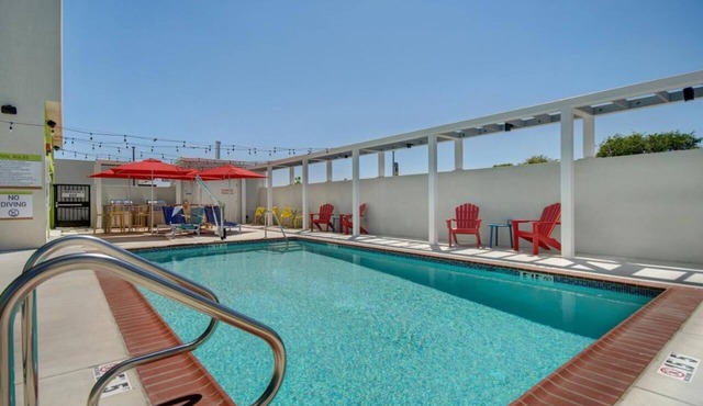 Your Oasis Awaits! 4 Relaxing Units! Parking, Pets Allowed and Free Breakfast!