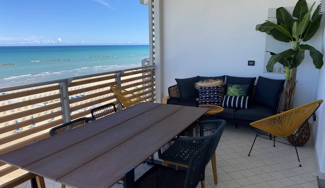 Your Seafront Terrace-25 mt from the beach-Wifi-Gas Barbecue - 5 stars