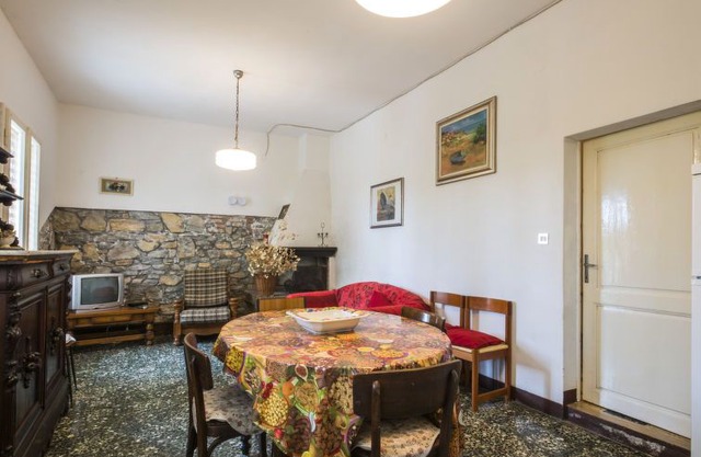 3 bedroom Villa, sleeps 8 with Walk to Shops
