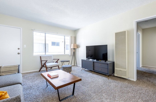 Airy Brentwood 2BR, walk to Shops & Bars, by Blueground