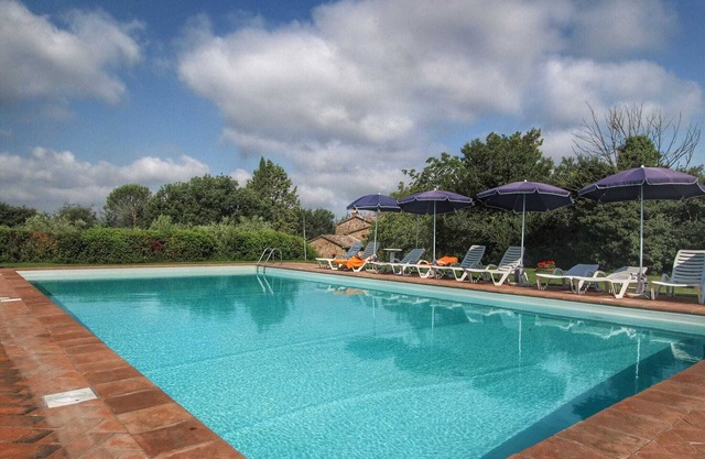 Farmhouse Hill Swimming Garden 