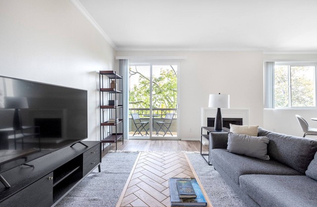 Charming Beverly Hills 1BR and Pool, near Rodeo Drive, by Blueground
