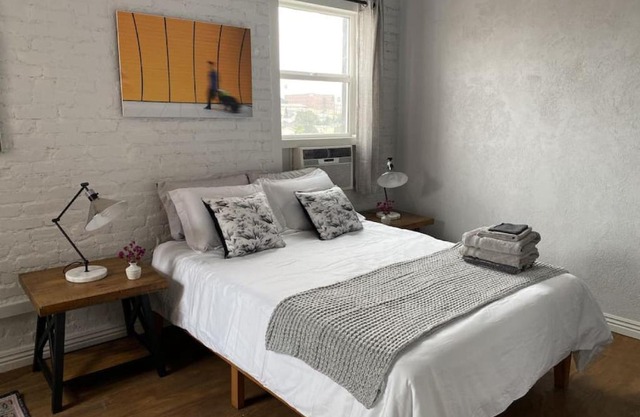 Chic Queen Bed Studio LA Downtown