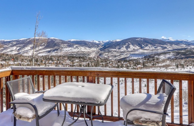 Lovely Condo with Commanding Mountain Views, Fireplaces, and WiFi