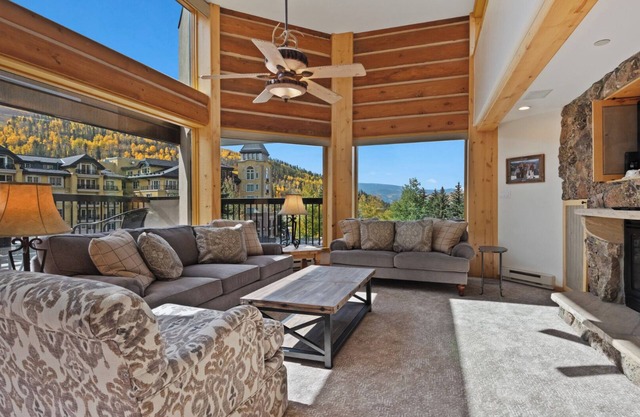 Spacious 3BR Mountain Lodge Stone Fireplace Vaulted Ceilings & Mountain View