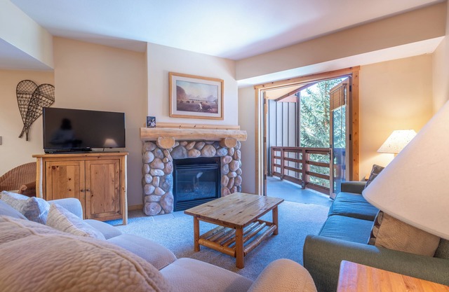 Spacious condo that sleeps 4, steps from the lifts, free wifi & parking