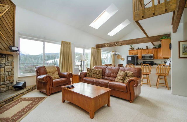 Top-floor condo with mountain views, easy skiing, balcony & hiking