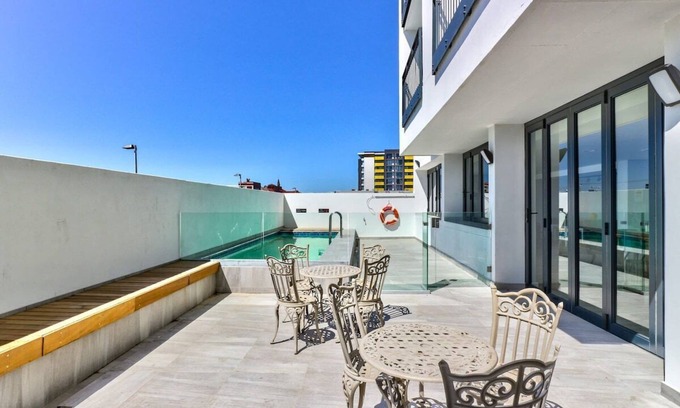 Cape Town City Centre Apartment | Woodstock Apartment with Mountain Views, Pool