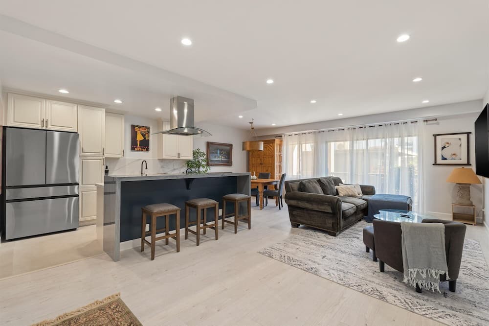 Sawtelle Condo | Cozy & Serene Brentwood Luxury Condo - 82 Walk Score -Pool/Spa