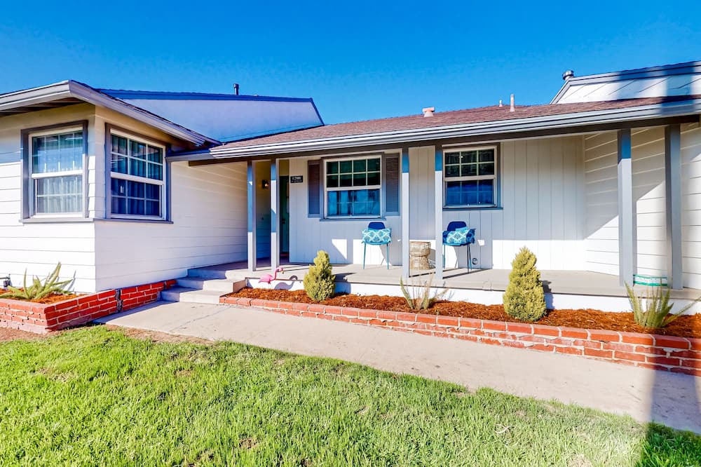 Coastal San Pedro House | Dog-friendly home with a firepit, fireplace, foosball, enclosed backyard, grill