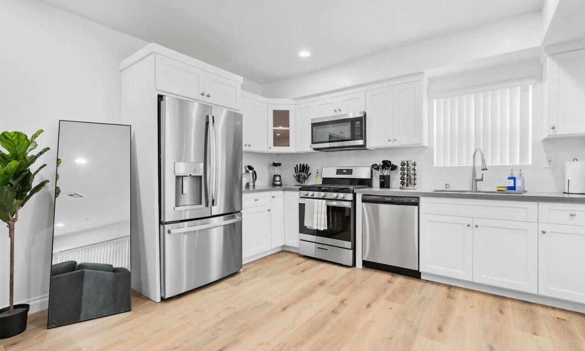 Lynwood House | Stylish New home Near DTLA, Disneyland, SOFI