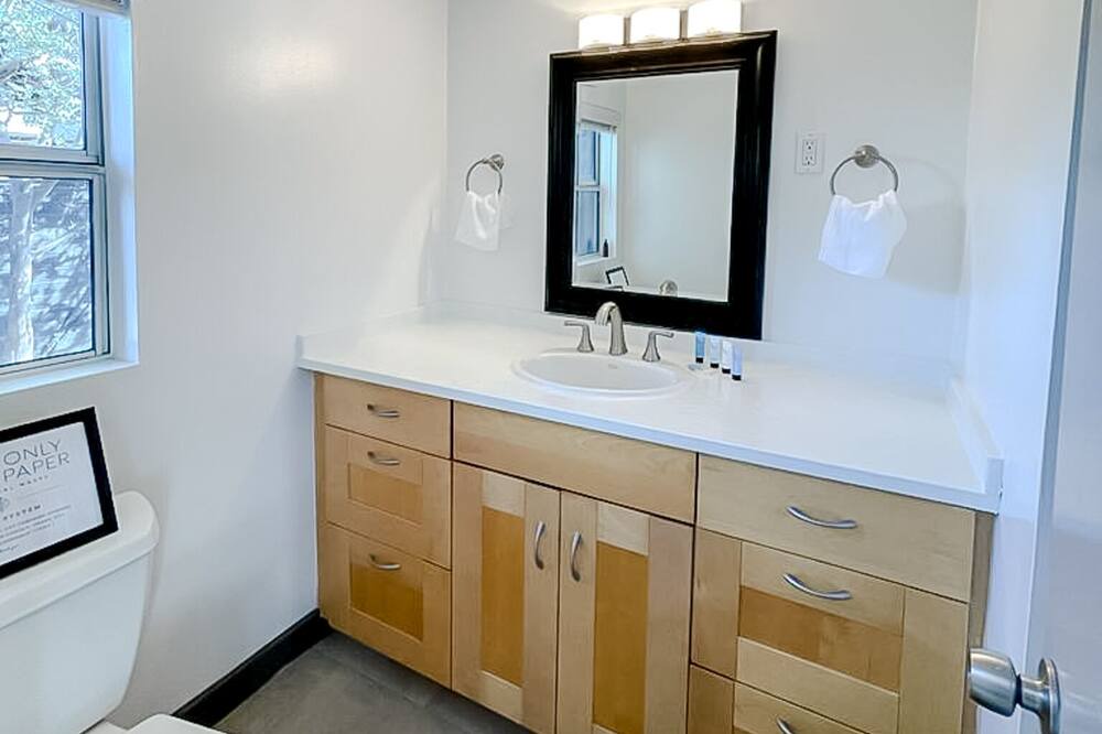 Photo of Bathroom in Hollywood Hills West
