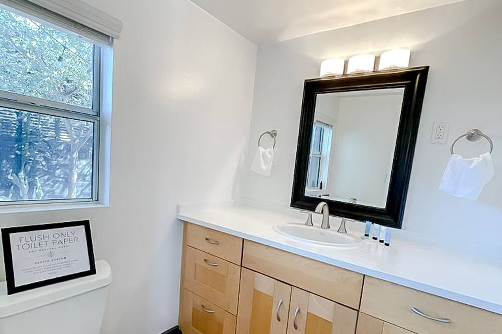 Photo of Bathroom in Hollywood Hills West