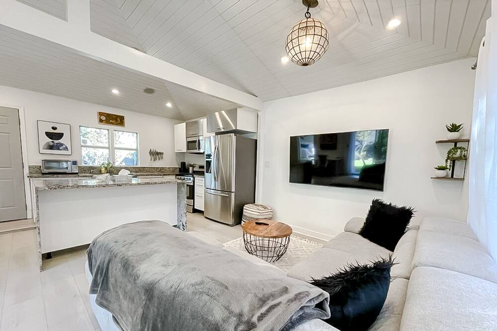 Photo of Others in Hollywood Hills West