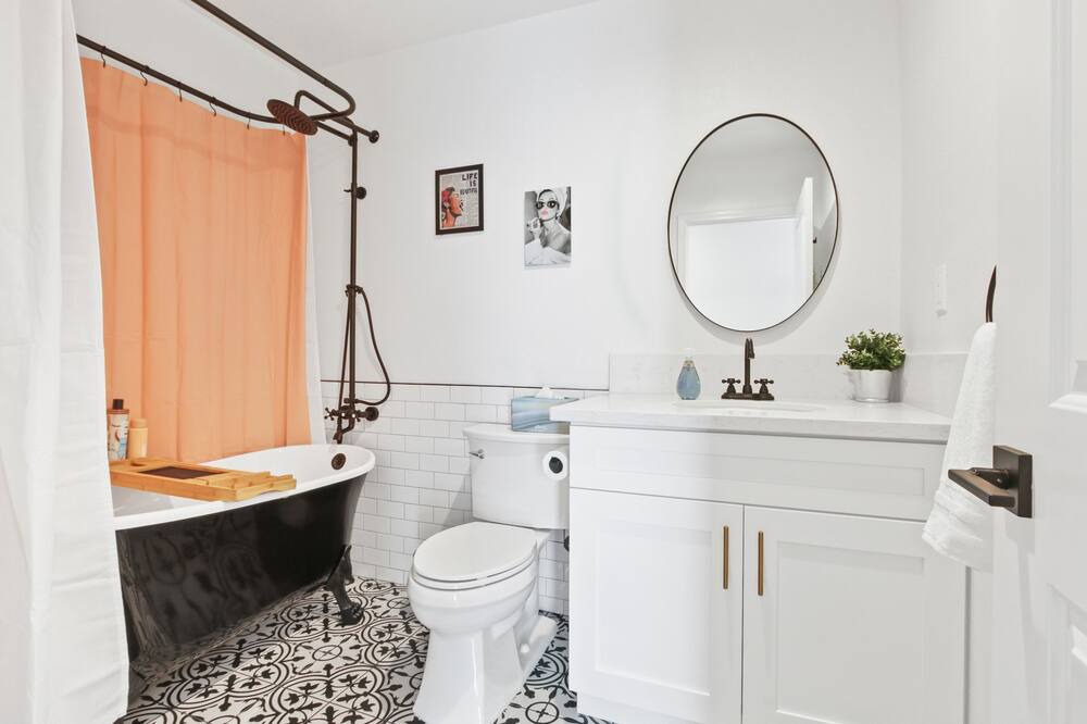 Photo of Bathroom in Bixby Knolls