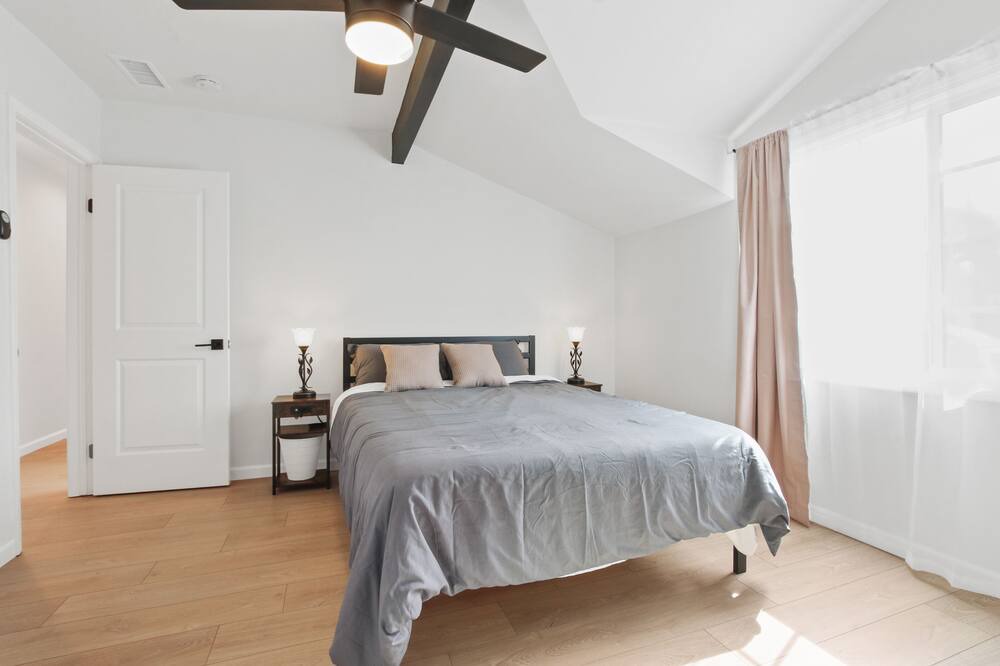 Photo of Bedroom in Bixby Knolls
