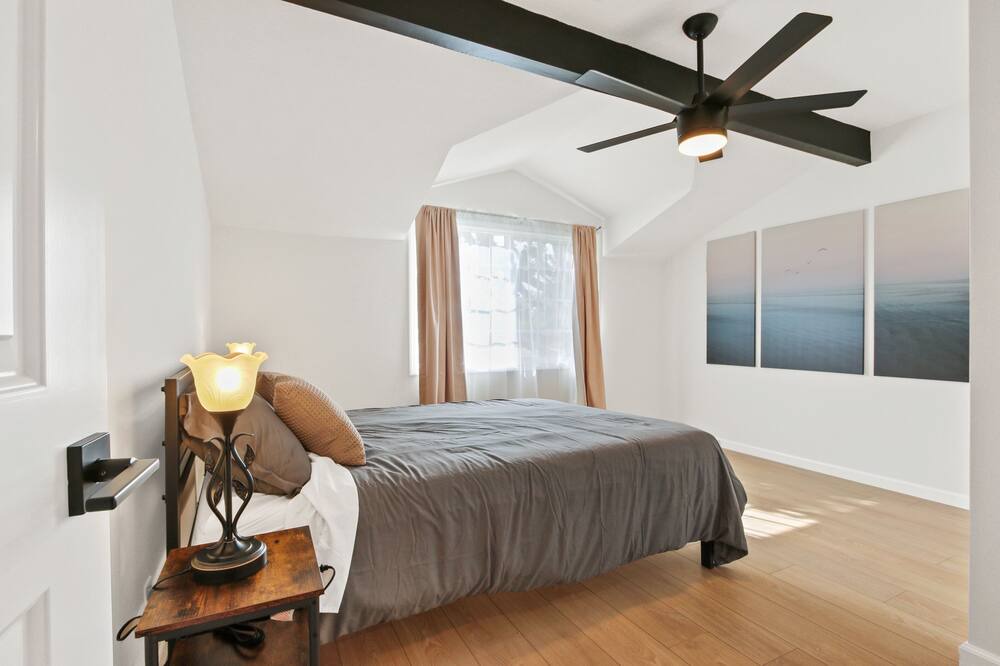 Photo of Bedroom in Bixby Knolls