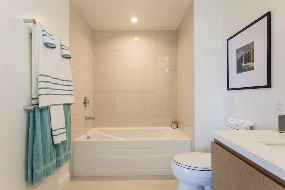 Photo of Bathroom in Carthay Circle
