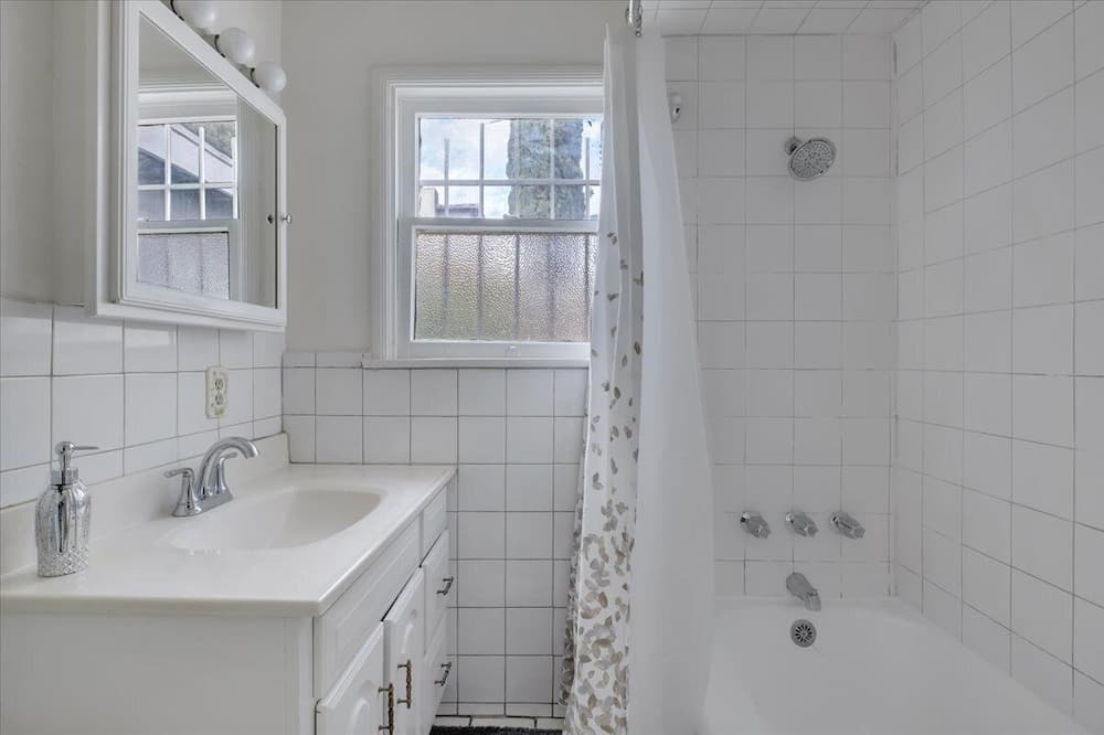 Photo of Bathroom in View Park-Windsor Hills