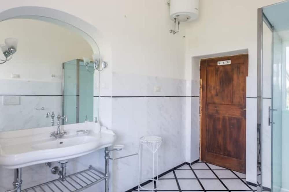 Photo of Bathroom in Farnese