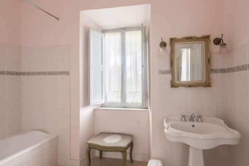 Photo of Bathroom in Farnese