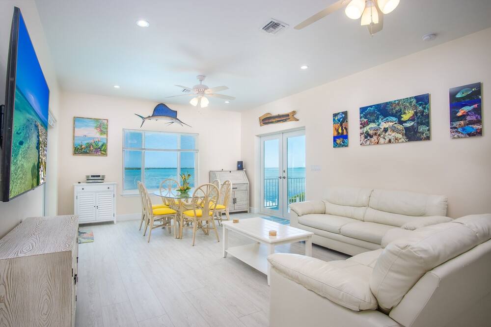 Photo of Livingroom in Breezeswept Beach Estates