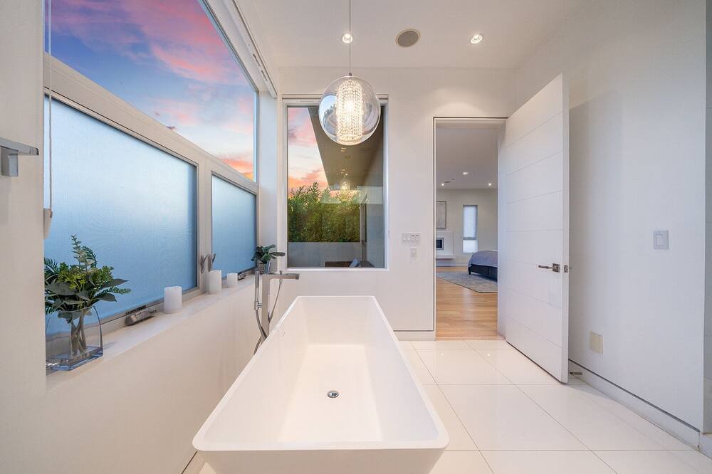 Photo of Bathroom in Beverly Grove