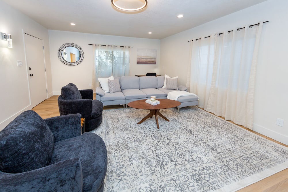 Photo of Livingroom in Pico - Robertson
