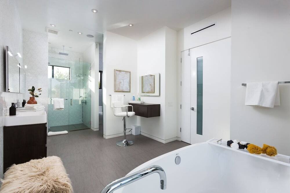 Photo of Bathroom in La Brea
