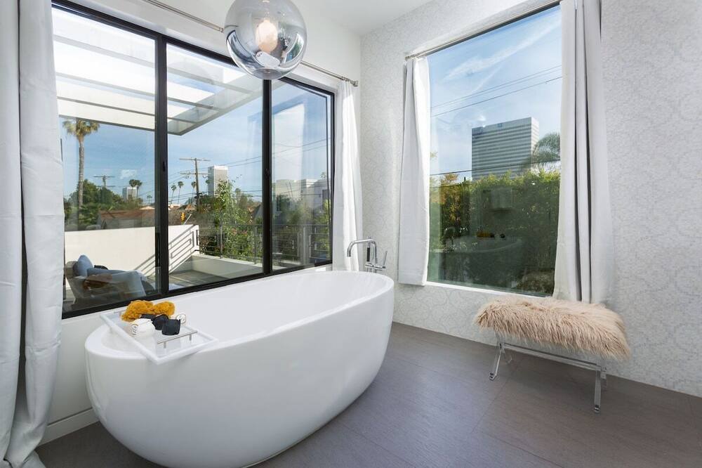 Photo of Bathroom in La Brea