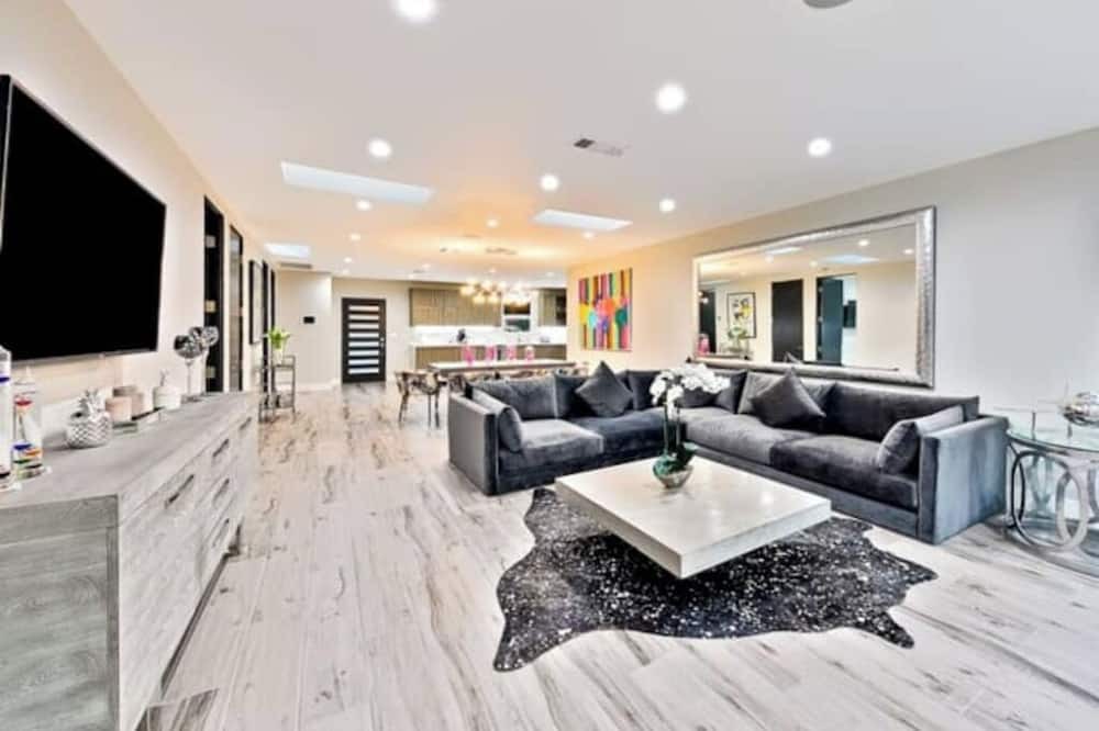 Photo of Livingroom in Faircrest Heights
