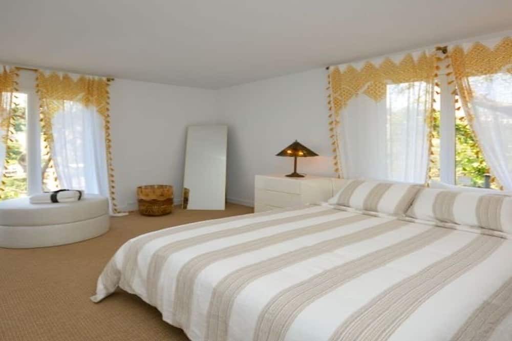 Photo of Bedroom in Beverly Glen