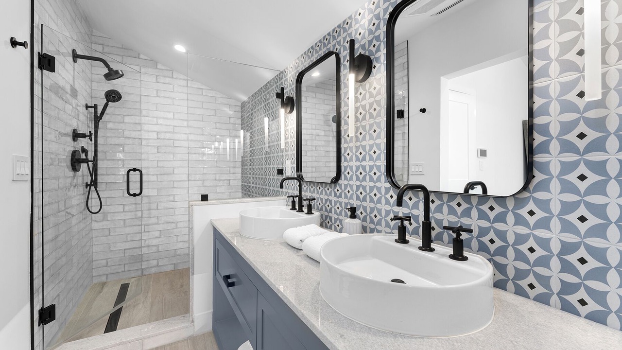 Photo of Bathroom in Venetian Shores
