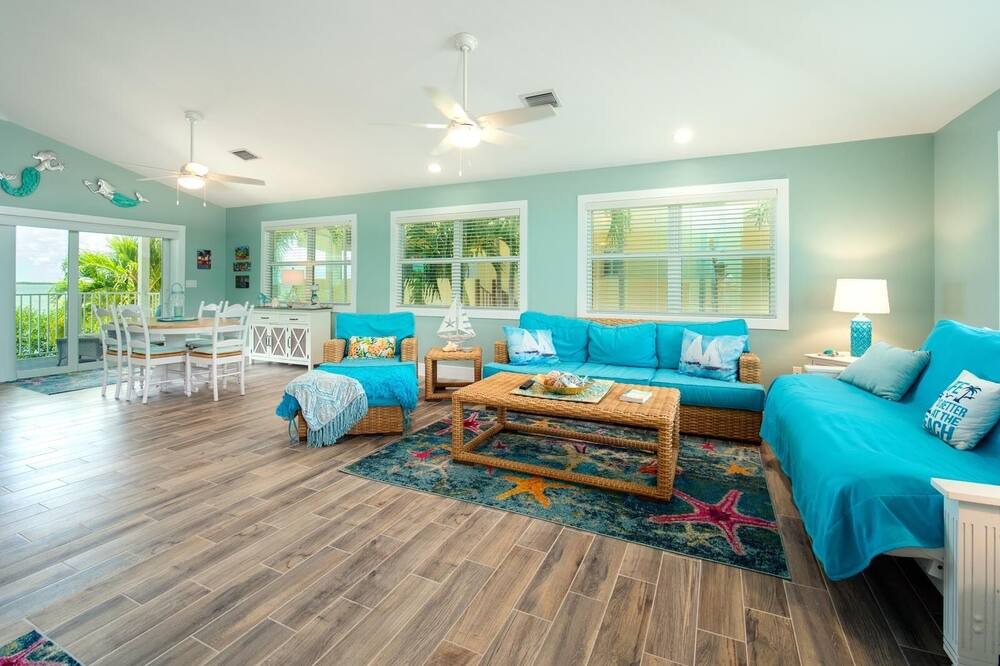 Photo of Livingroom in Breezeswept Beach Estates