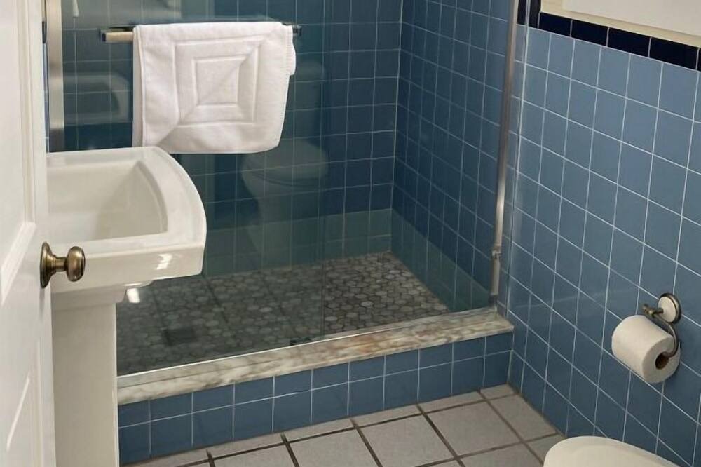 Photo of Bathroom in Uptown - Upper Duval