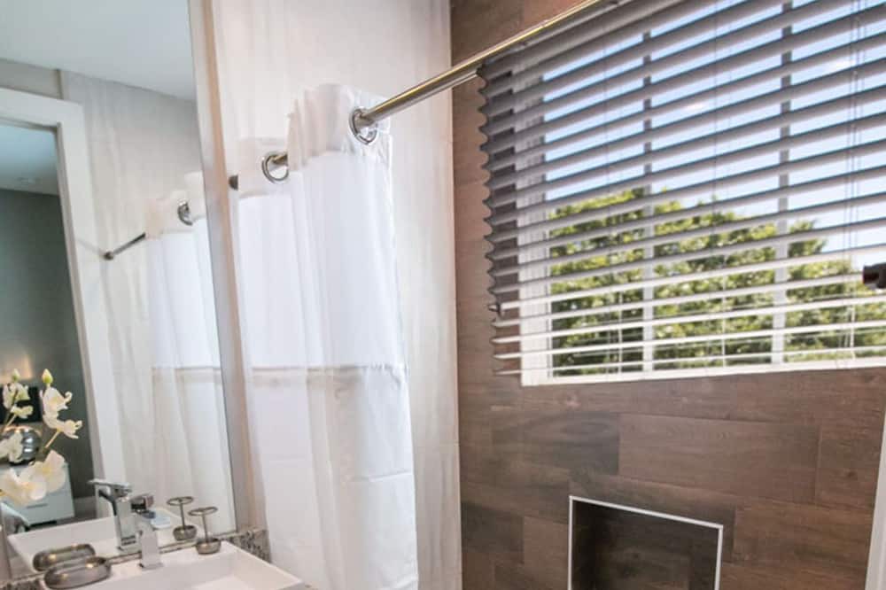 Photo of Bathroom in Crestwynd Bay