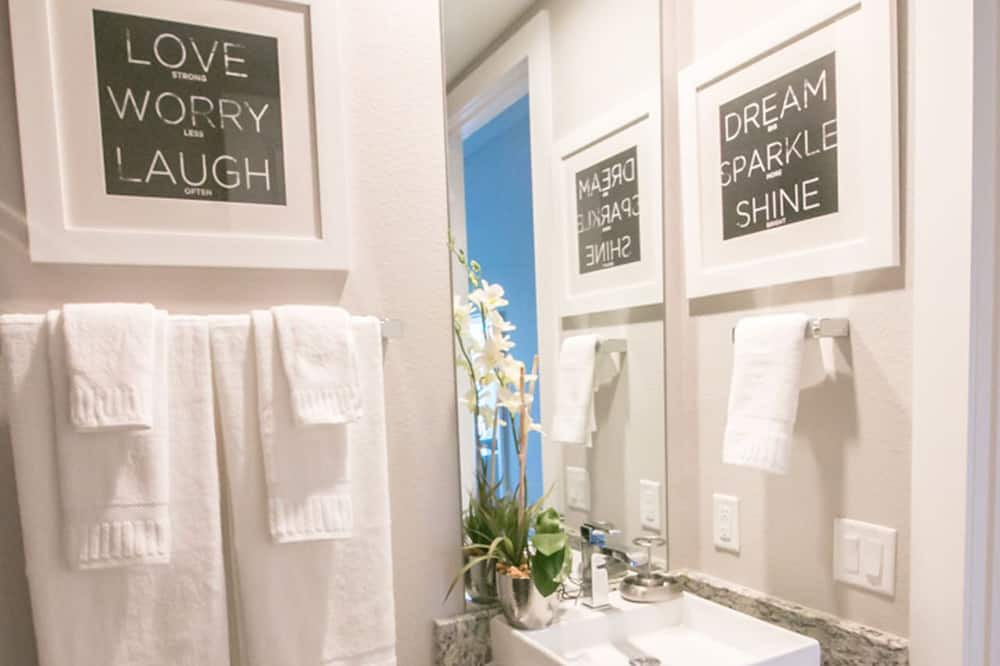 Photo of Bathroom in Crestwynd Bay