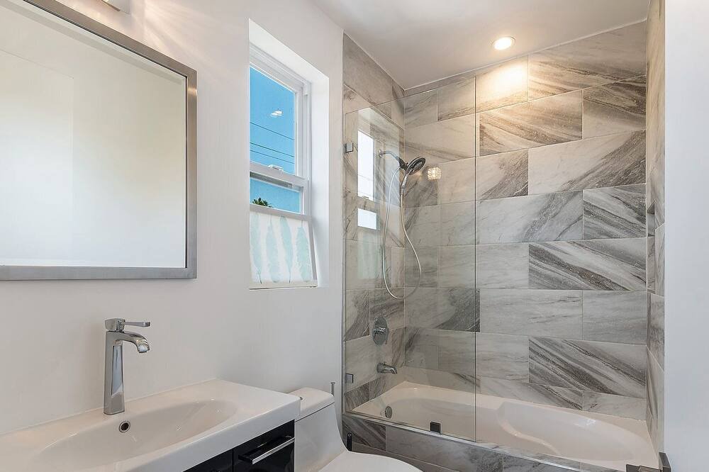 Photo of Bathroom in Pico - Robertson