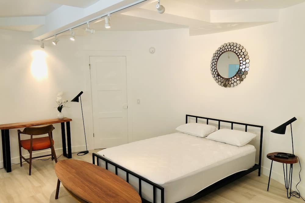 Photo of Bedroom in Beverly Glen
