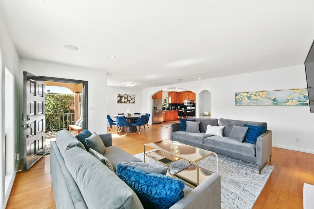 Photo of Livingroom in Beverly Grove
