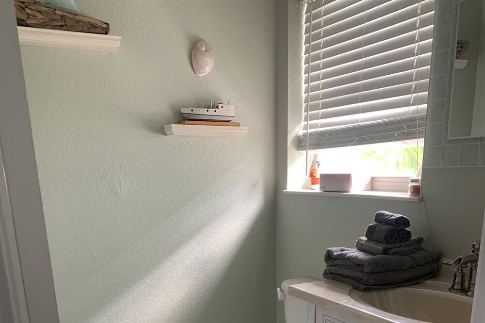 Photo of Bathroom in Geiger Key
