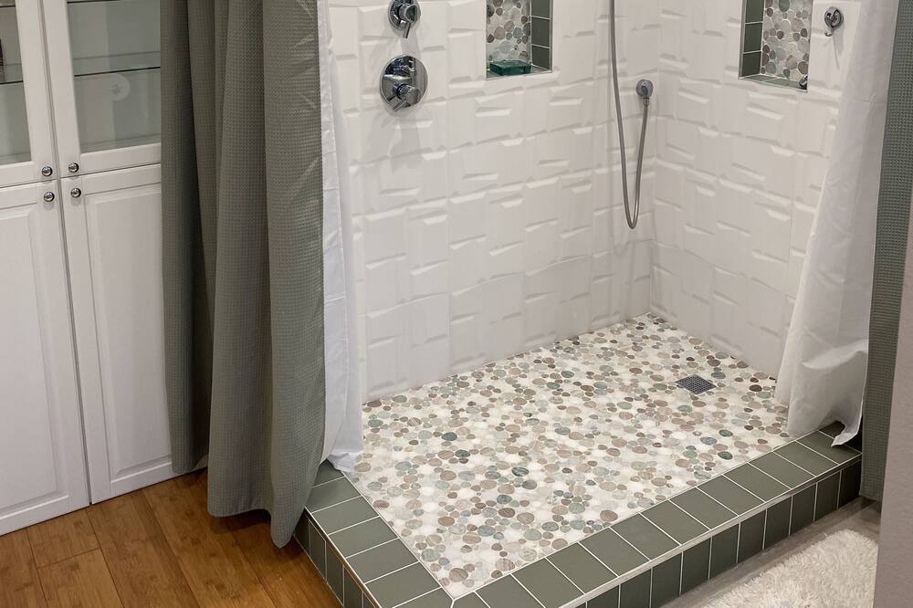 Photo of Bathroom in Lakewood Village
